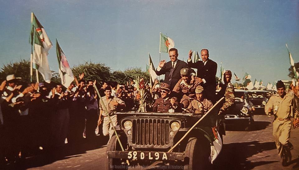 كريم بلقاسم وبن يوسف بن خدة ينضمان إلى الاحتفال بالاستقلال في الجزائر العاصمة ، يوليو 1962