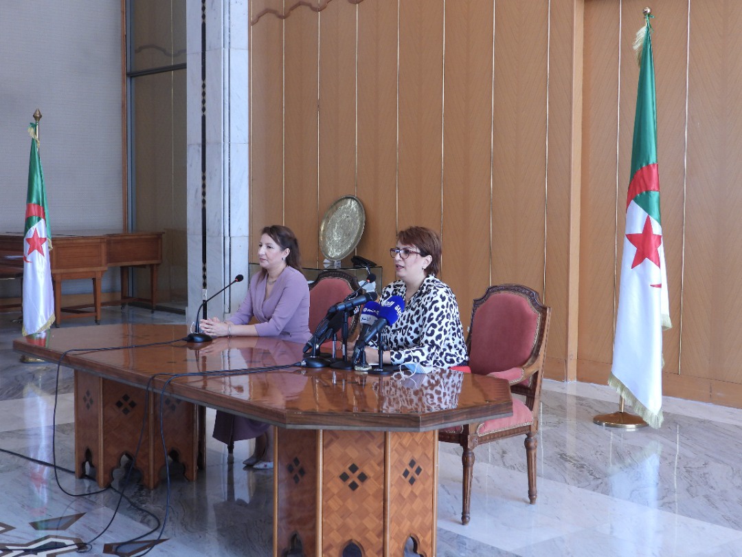 استلام المهام بين الوزيرة السابقة للثقافة والفنون السيدة مليكة بن دودة والوزيرة المعينة في الحكومة الجديدة السيدة وفاء شعلال