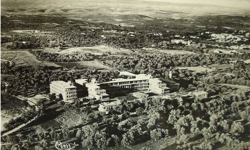 Ancienne photo de l'Hôpital de Tlemcen au milieu de vergers