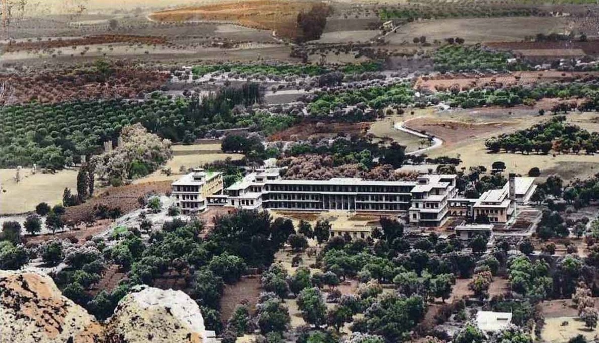 Ancienne photo de l'Hôpital de Tlemcen au milieu d'une nature verdoyante