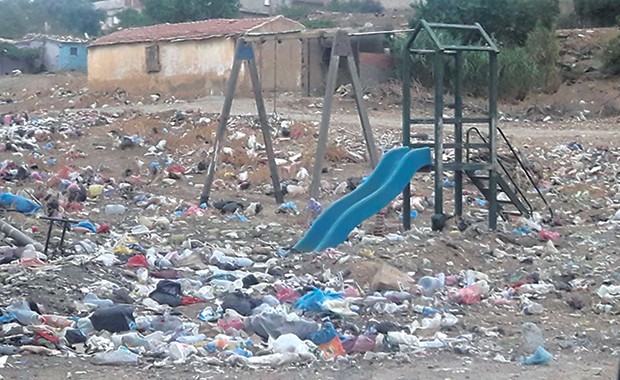 Tiaret - OUTRE DÉFIGURER LE TISSU URBAIN, IL PORTE PRÉJUDICE À L’ENVIRONNEMENT: Un manège pour enfants converti en dépotoir