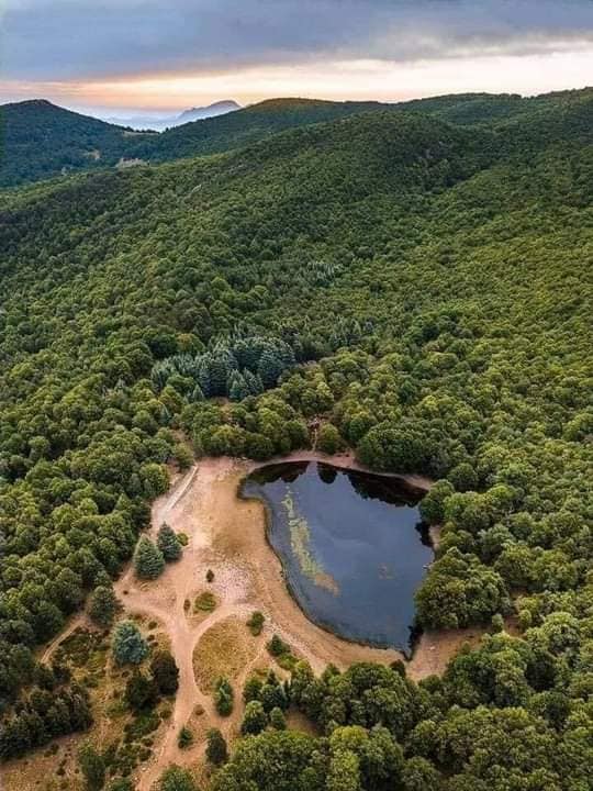 Le lac Noir (en berbère : Agelmim Aberkan
