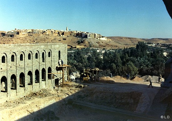 Le prestigieux hôtel de Ghardaïa et l’un des plus anciens de la ville, « Le M’zab » (ex-Rostomides), réalisé par le célèbre architecte Fernand Pouillon