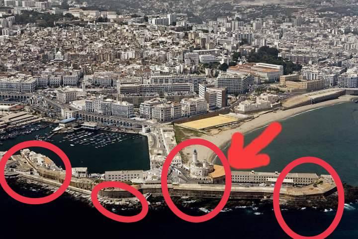 ‏في هذه البقعة المقابلة لشاطىء العاصمة كانت توجد 3 جزر صغيرة منفصلة عن بعضها ..