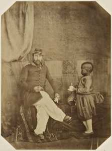 Le docteur Maffre attaché à la direction arabe d'Oran. Son petit nègre Faradji (Image de propagande coloniale)