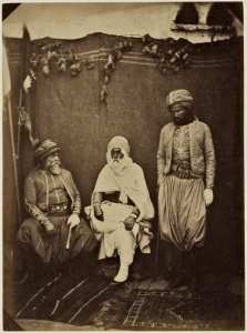 Abdy Ben Ali Ben Berber, lieutenant de tirailleurs indigènes. Mail Ouled Cadhi Lieutenant de spahis, kaïd des Ouled K'halfa, Smail est le premier officier à offrir ses services à la France lors du débarquement des troupes françaises à Merz-el-Kébir (Oran) et est resté fidèle à ses engagements, Salah, lieutenant des tirailleurs indigènes. (Image de propagande coloniale)