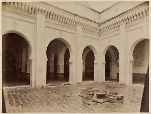 Cour de la mosquée de Sidi-bou-Médine (Image de propagande coloniale)