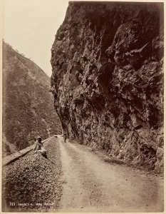 Chabet El Akra. La route (Image de propagande coloniale)