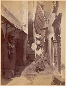[Une rue de la Casbah d'Alger avec une femme africaine] (Image de propagande coloniale)