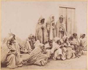 [Groupe d'hommes dans Biskra'] (Image de propagande coloniale)