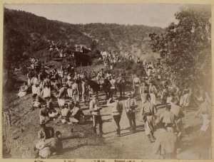 A la Glacière Laval : adjudant Audran [1er plan assis à gauche], Vinel, capitaine Hist (le 1er à gauche debout], lieutenant Brémond (le 2ème), capitaine Rouchon [le 3ème) (Image de propagande coloniale)