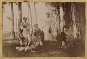 [Femmes et officiers] 2 juin 1895 (Image de propagande coloniale)