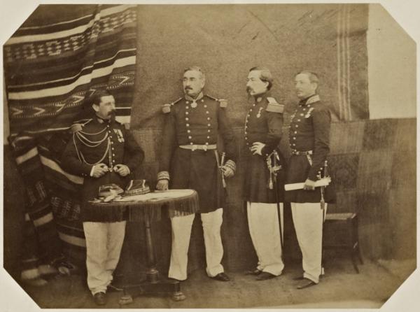 Le général de division Montauban et ses officiers d'ordonnance (Image de propagande coloniale)