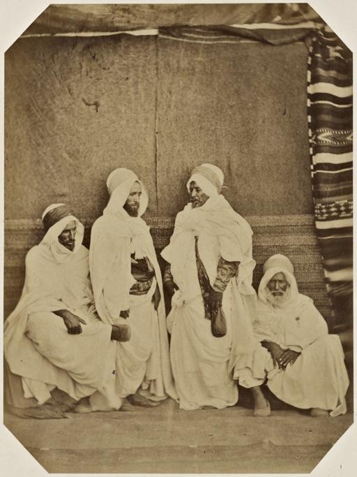 Si Djelloul, Kaïd des Fahallait, Kaddour Bou Alem, kaïd des Gharraba, Kaddour Ben Miloud, lieutenant des spahis, El Hadj Mohammed, ancien kaïd des Surela (Image de propagande coloniale)