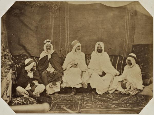 Agalik des Flittas. Sghier Ben Khadda, Kaïd-Zoubeir Ben Amar El Aïn, Bel Hadri, kaïd des kaïds, Abd-El-Kader Ouled Haddi, Kaïd Adda Bel Djelali, kaïd. (Image de propagande coloniale)