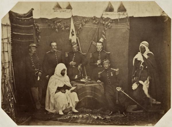 Le bureau arabe de Tlemcen. Le capitaine Cerès, chef (Image de propagande coloniale)