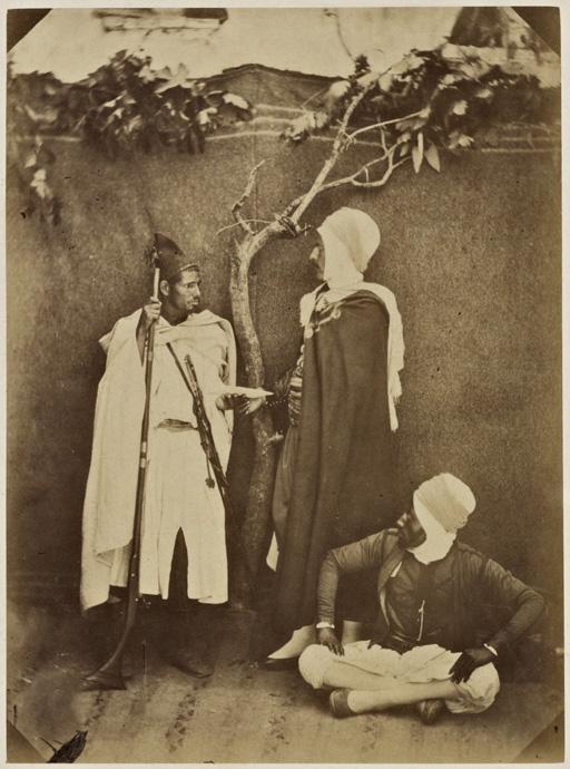 Chaouch du bureau arabe recevant un message des mains d'un Mkazni du Kaïd d'Oudja (Image de propagande coloniale)