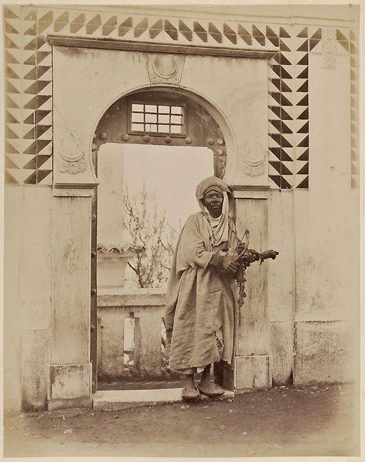Alger. Entrée de la mosquée Sidi-Abd-er-Rhaman (portrait de Raba Salem) (Image de propagande coloniale)