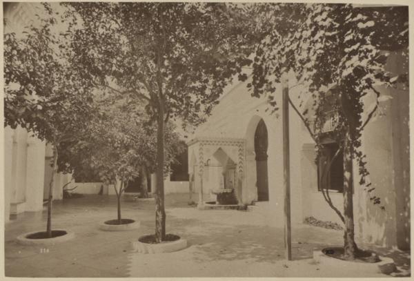 Alger. Cour de la mosquée el-Kébir (Image de propagande coloniale)