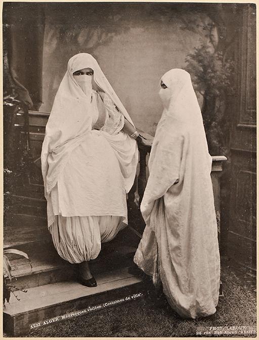 Alger. Mauresques voilées (costume de ville) (Image de propagande coloniale)