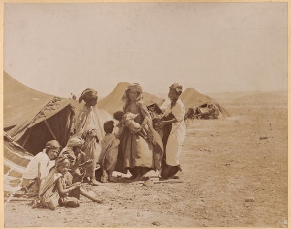 [Tentes près de Biskra : femmes et enfants] (Image de propagande coloniale)