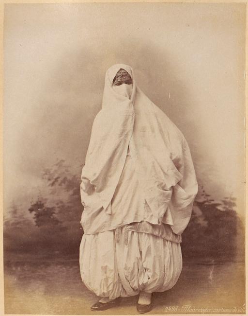 Mauresque en costume de ville (Image de propagande coloniale)