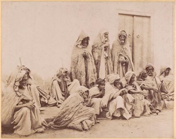 [Groupe d'hommes dans Biskra'] (Image de propagande coloniale)