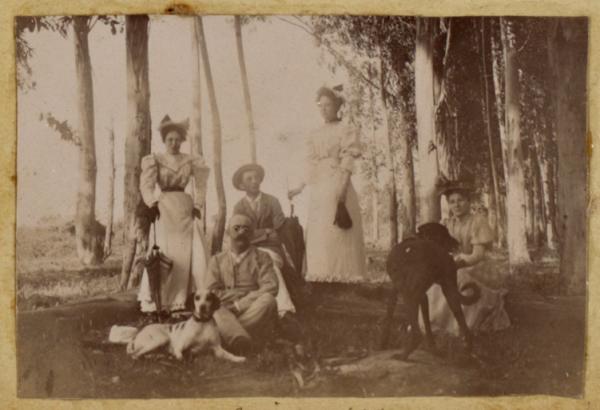 [Femmes et officiers] 2 juin 1895 (Image de propagande coloniale)