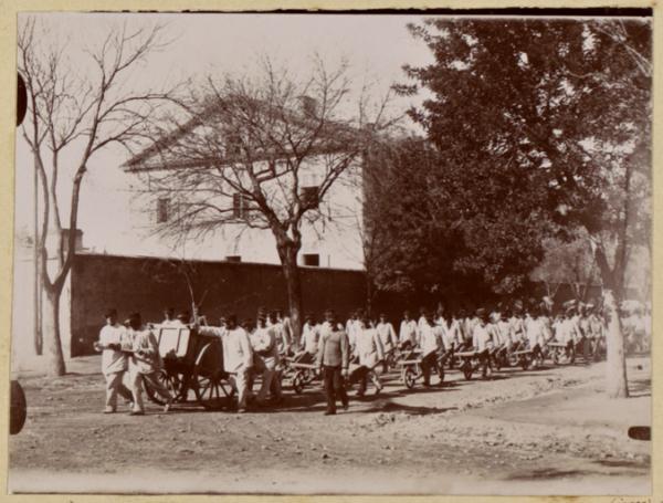 Pénitenciers se rendant au travail (Orléansville) (Image de propagande coloniale)