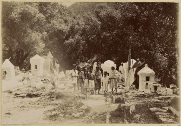 Cimetière arabe (vallée de l'Oued-el-Kébir, Blida 1894) (Image de propagande coloniale)