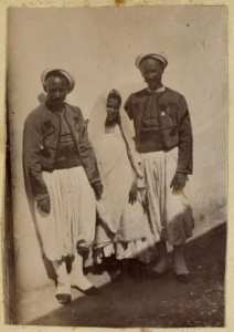 Blida. Quartier Bécourt. [Tirailleurs algériens et une femme] (Image de propagande coloniale)