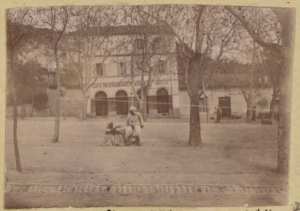 Dellys. Place de l'église : [Café-restaurant Les platanes] (Image de propagande coloniale)