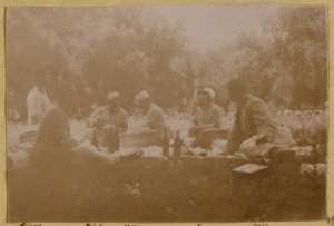 Déjeuner à Souma : [de gauche à droite] Trissier [médecin militaire], Vibert [lieutenant], Birot [lieutenant], [Moreau'], [Laval'], Anis (13 juin 1895) (Image de propagande coloniale)