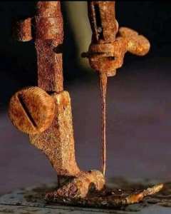 « Quand les mères partent, les aiguilles qui cousent les plaies rouillent. »