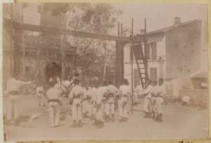 Dellys. Le champ de tir. [de gauche à droite] : [Sgt Asloudj'], Renaudet, Lieutenant Birot, capitaine Carlhian, sergent Ghazali (Image de propagande coloniale)