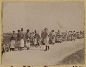 Route de Boufarik à Souma : [Pasquer'], Moreau [capitaine au centre]. 4 juin 1895 (3ème marche d'épreuve, 13 juin) (Image de propagande coloniale)