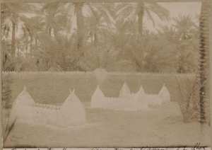 Tombes des tirailleurs indigènes tués à l'assaut d'In-Rhar (Image de propagande coloniale)