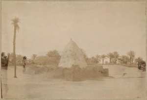 In-Rhar. Monument élevé en souvenir des militaires tués à l'assaut (Image de propagande coloniale)