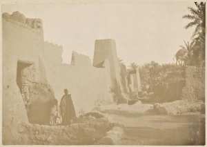 Porte et remparts du ksar d'Adrar (Image de propagande coloniale)