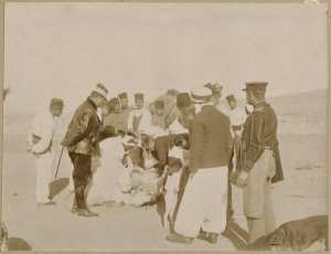 [Militaires et habitants au chevet d'un animal] (Image de propagande coloniale)