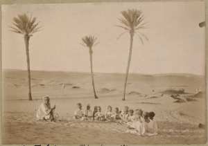 Le Taleb de Tit et ses élèves (Image de propagande coloniale)