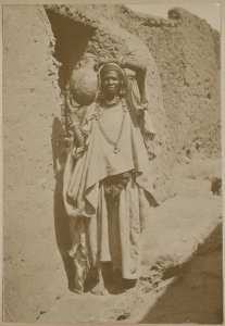 [Une habitante de Timimoun] (Image de propagande coloniale)