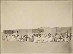 Attendant l'arrivée du commandant supérieur (Image de propagande coloniale)