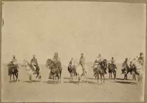 Lieutenant Cottenest et les chefs du Tidikelt (Image de propagande coloniale)