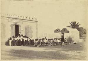 1891. Touggourt. École communale (sortie des élèves) (Image de propagande coloniale)
