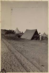 Colonne du capitaine Pujat chargé de la construction du Fort Lallemand : détail du campement, rails decauville pour l'acheminement des matériaux] (Image de propagande coloniale)
