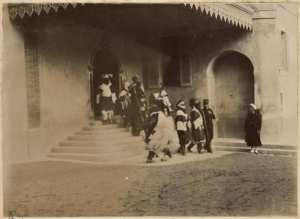 [Réception officielle d'un chef indigène peut-être un chef touareg ' à Bône'] (Image de propagande coloniale)