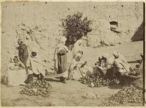 [Scène de rue : marchands à Bône '] (Image de propagande coloniale)