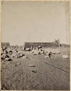 [Construction du Fort Lallemand par la colonne du capitaine Pujat : taille des pierres'] (Image de propagande coloniale)