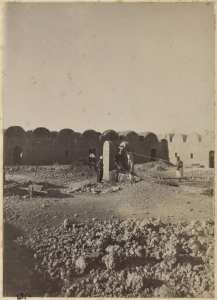 [Construction du Fort Lallemand par la colonne du capitaine Pujat : vue de la cour et du puits] (Image de propagande coloniale)